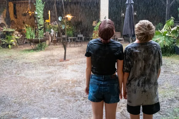 Les jumeaux sous la pluie — 2026