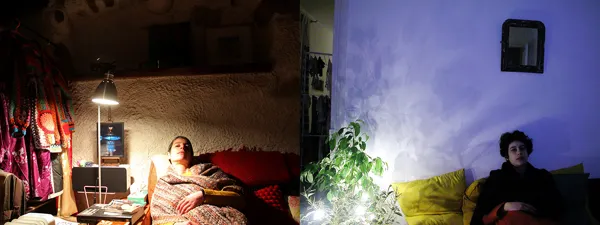 Avachie sur le canapé avec un châle. Elle a l'air si triste et fatiguée sous sa lumière froide.
Je l'imite amusée, mais elle me déprime, avachie comme ça avec tout ça dans la tête et son corps lourd.