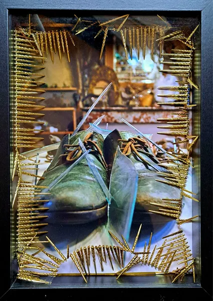 Les chaussures vertes et les éclats de verre