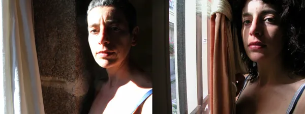 Portrait près du rideau, avec du soleil. Là, le mot vieillir prend tout son sens. C'est intéressant les plis qui se forment. Le visage se redessine et à cesser d'être lisse. Je l'imite amusée.