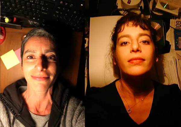 Sur le bureau et sous la lampe. Je l'imite sans donner.