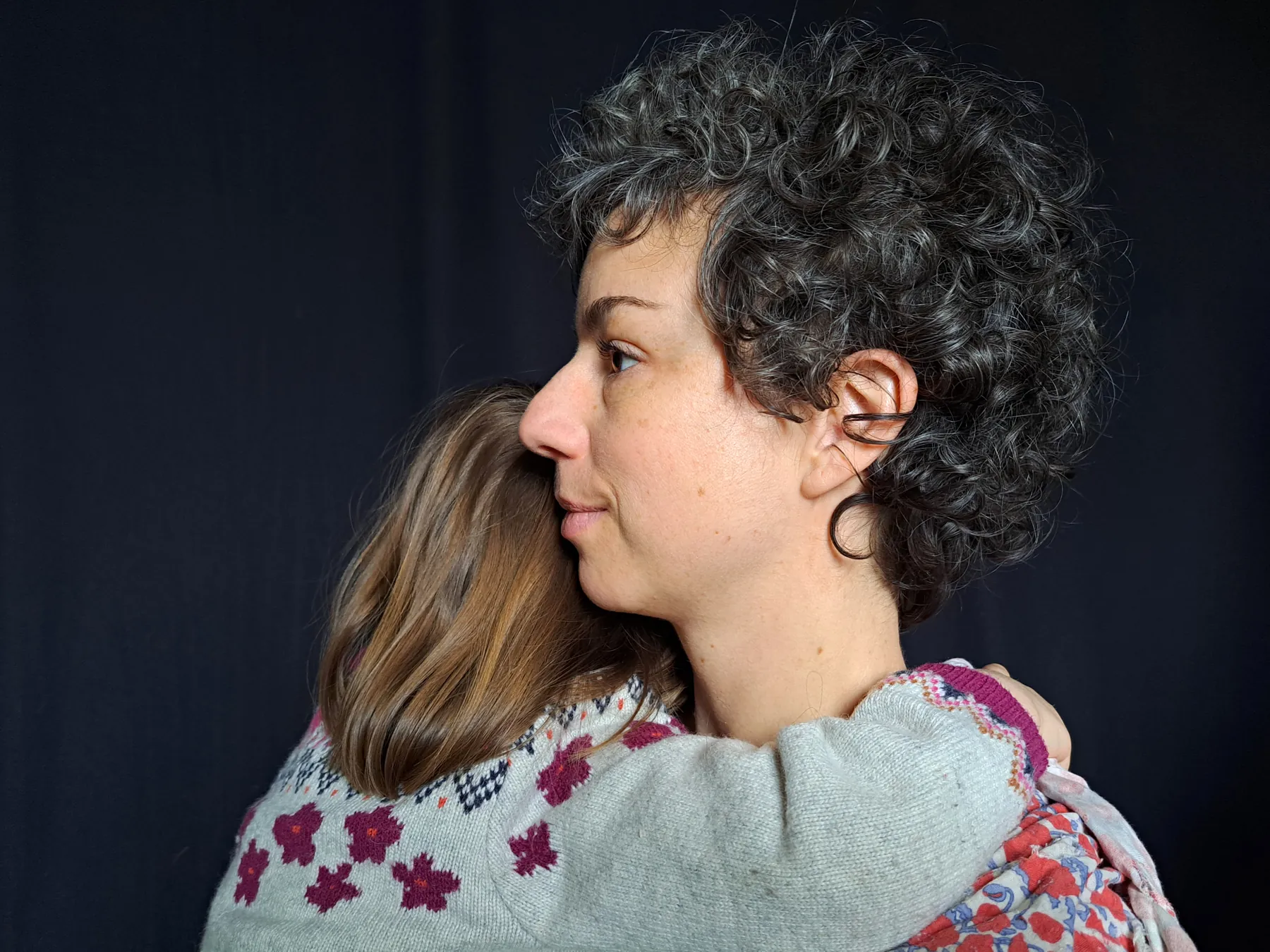 Charlie et Claudia, de profil, face à face sur fond noir