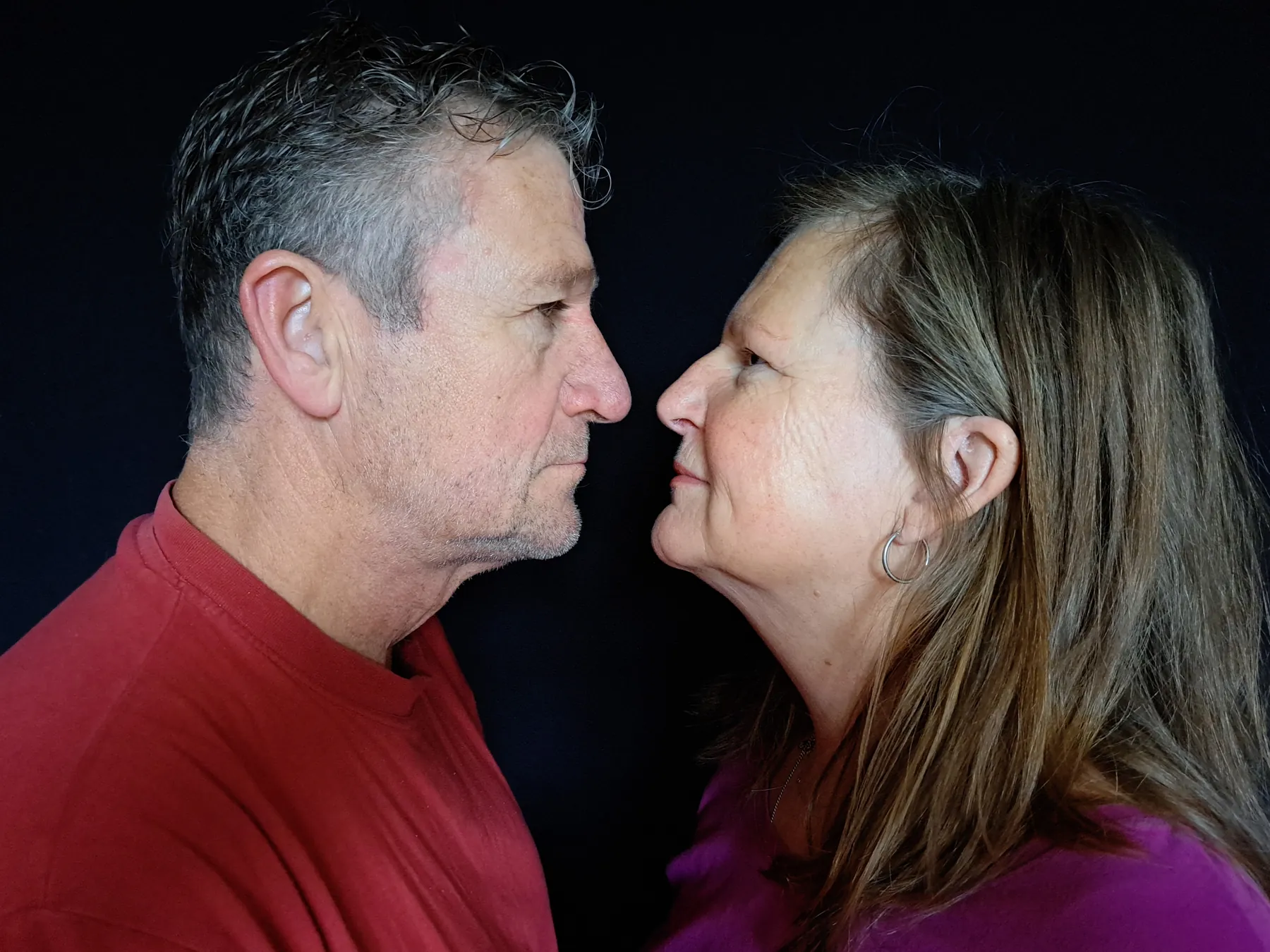 Maurice et Claudine, de profil, face à face sur fond noir