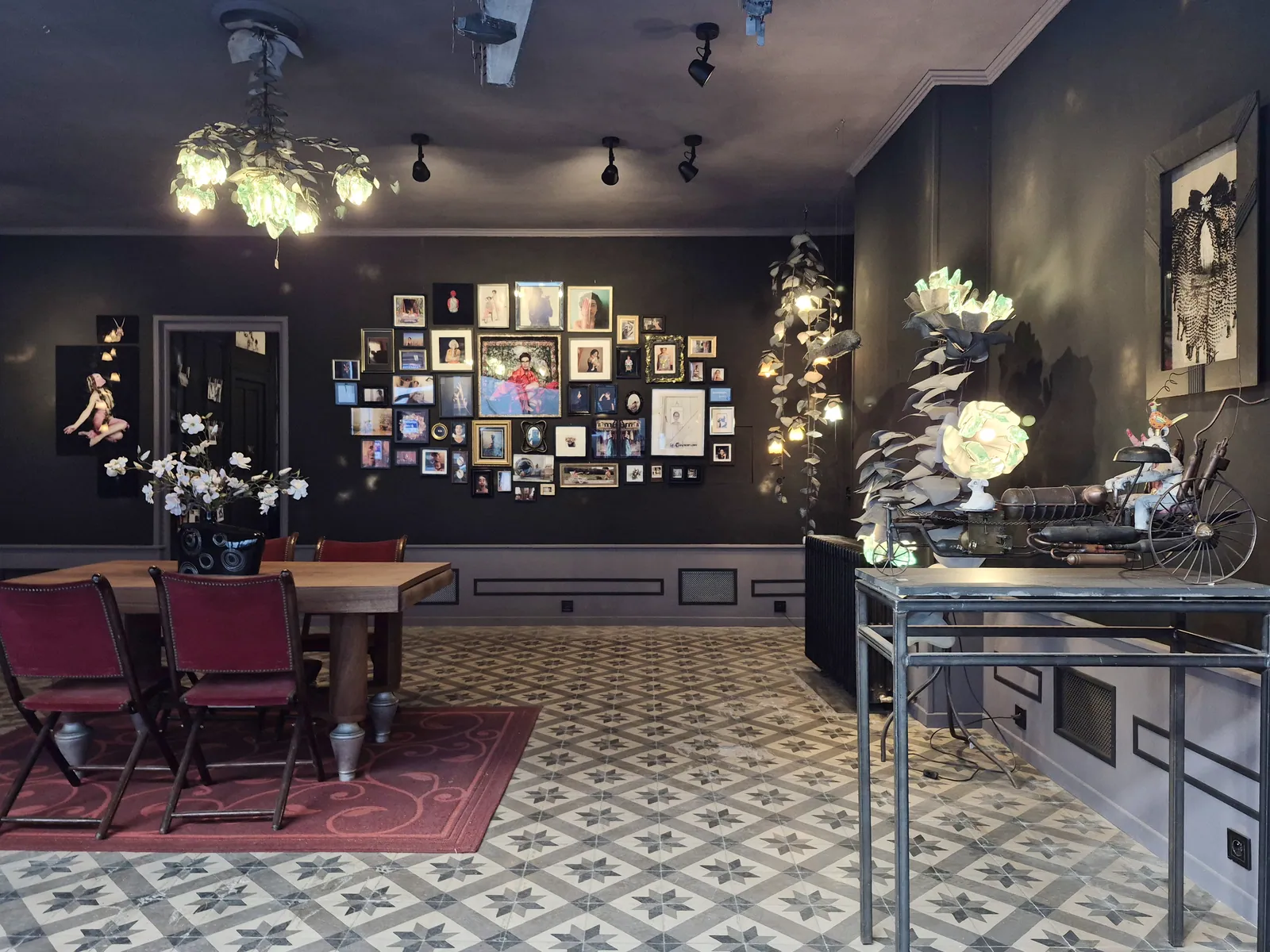 La galerie Lune de Verre : murs noirs couverts de photographies encadrées