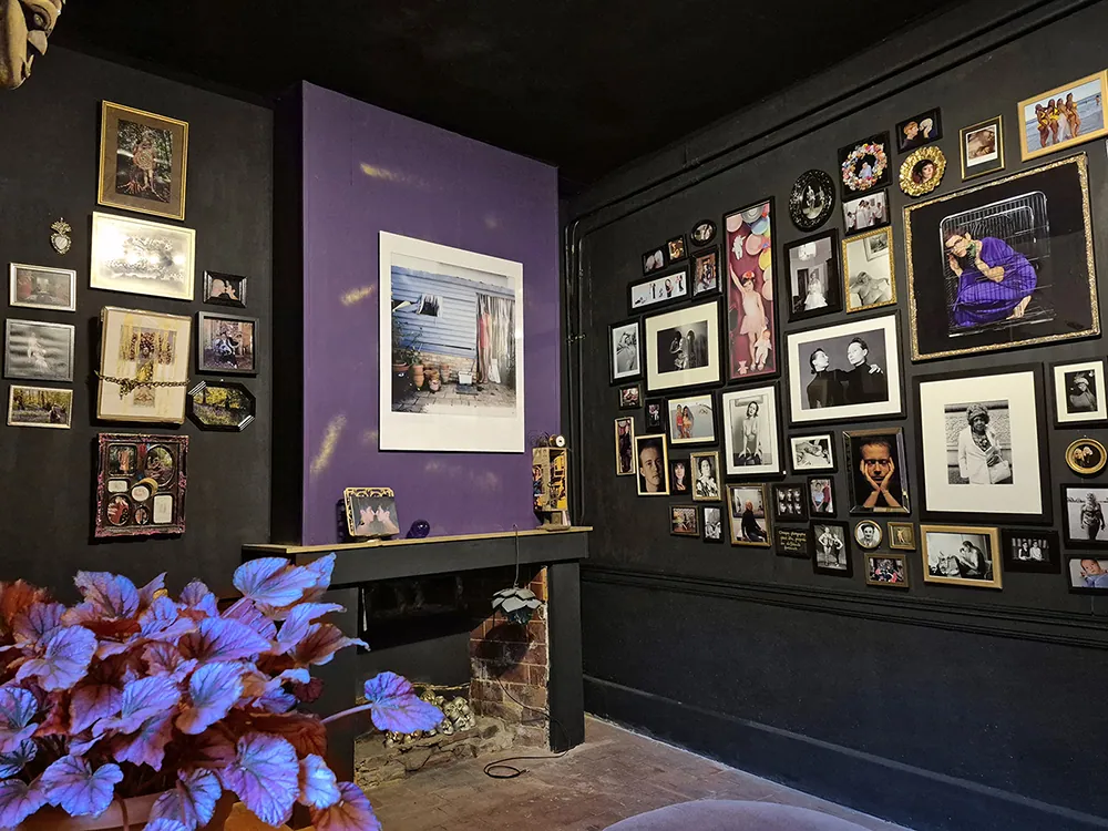 La galerie Lune de Verre : mur de photographies et cheminée