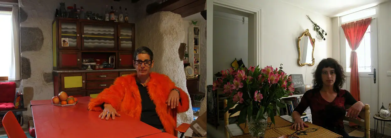 Dans la maisonnette. Je l'imite amusée. Pas de magnifiques fleurs sur la table. De la douceur envolée. Un ours dans sa grotte.