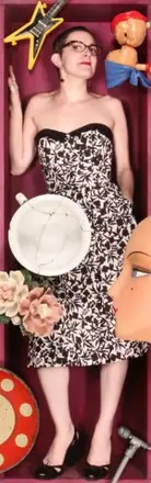 Anne L. Ta gueule, elle est très bien ma robe!